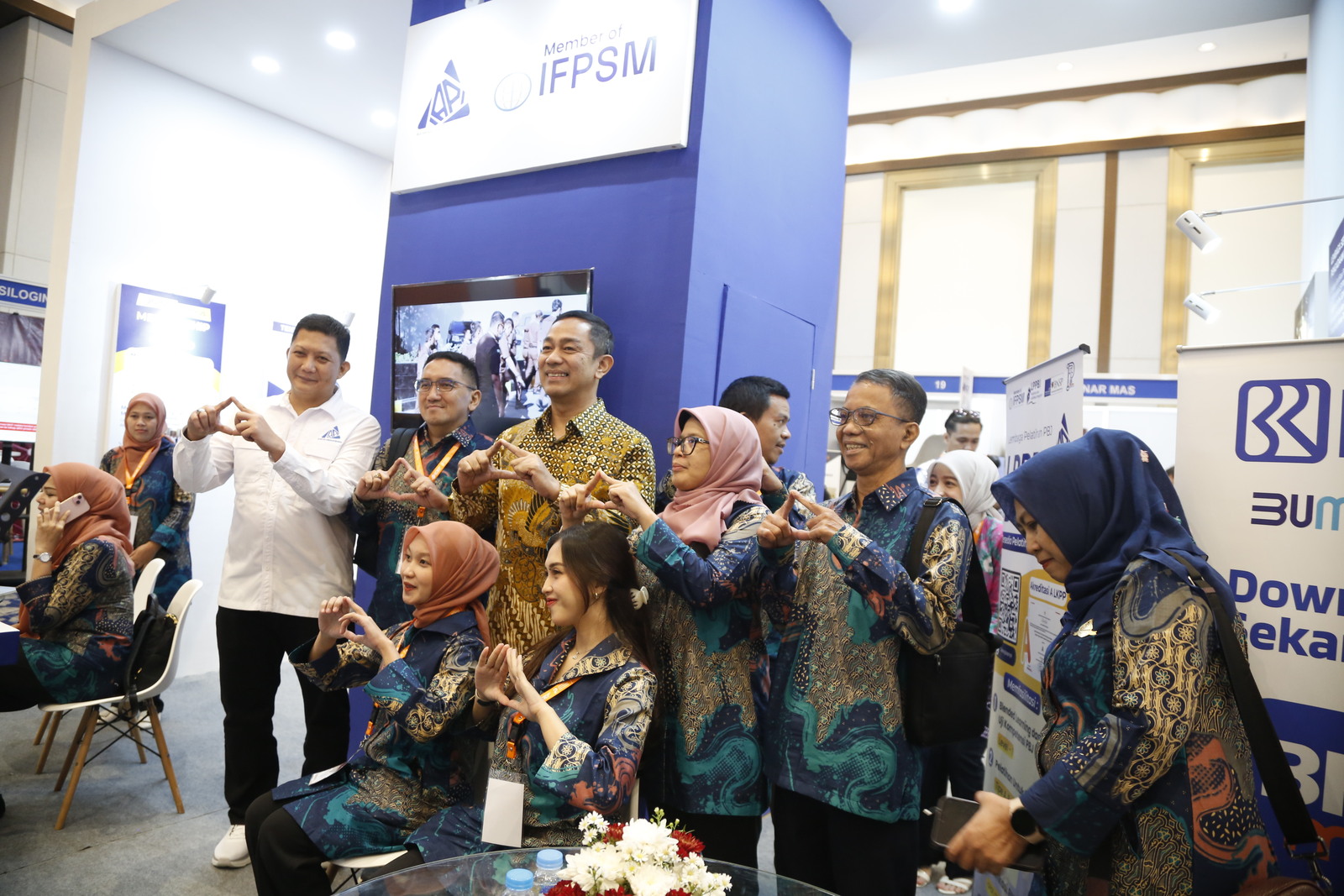 Kunjungan Booth oleh Bapak Hendrar Prihadi (Ketua LKPP), Bapak Anindya N. Bakrie