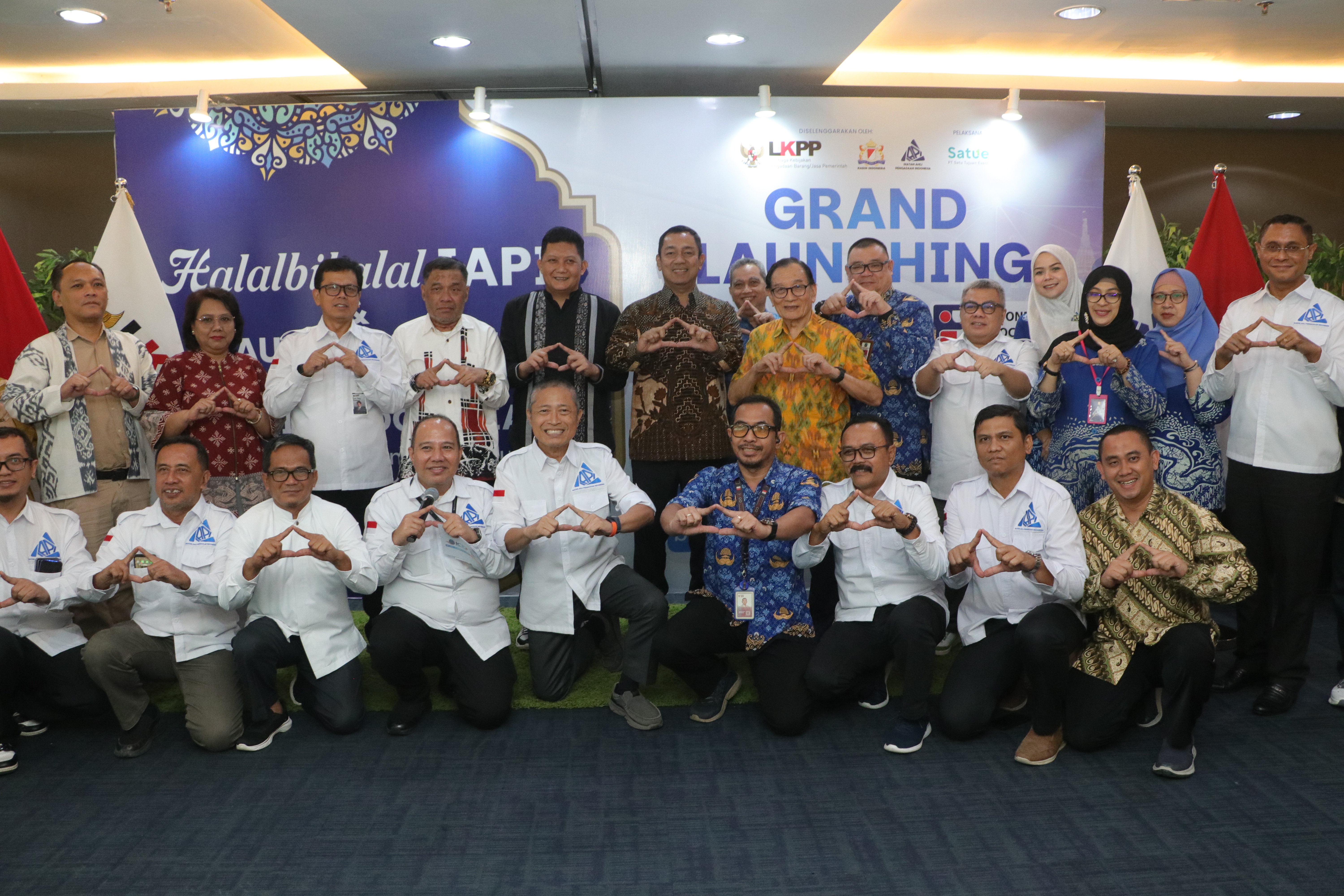 Foto bersama peserta di panggung IPFE