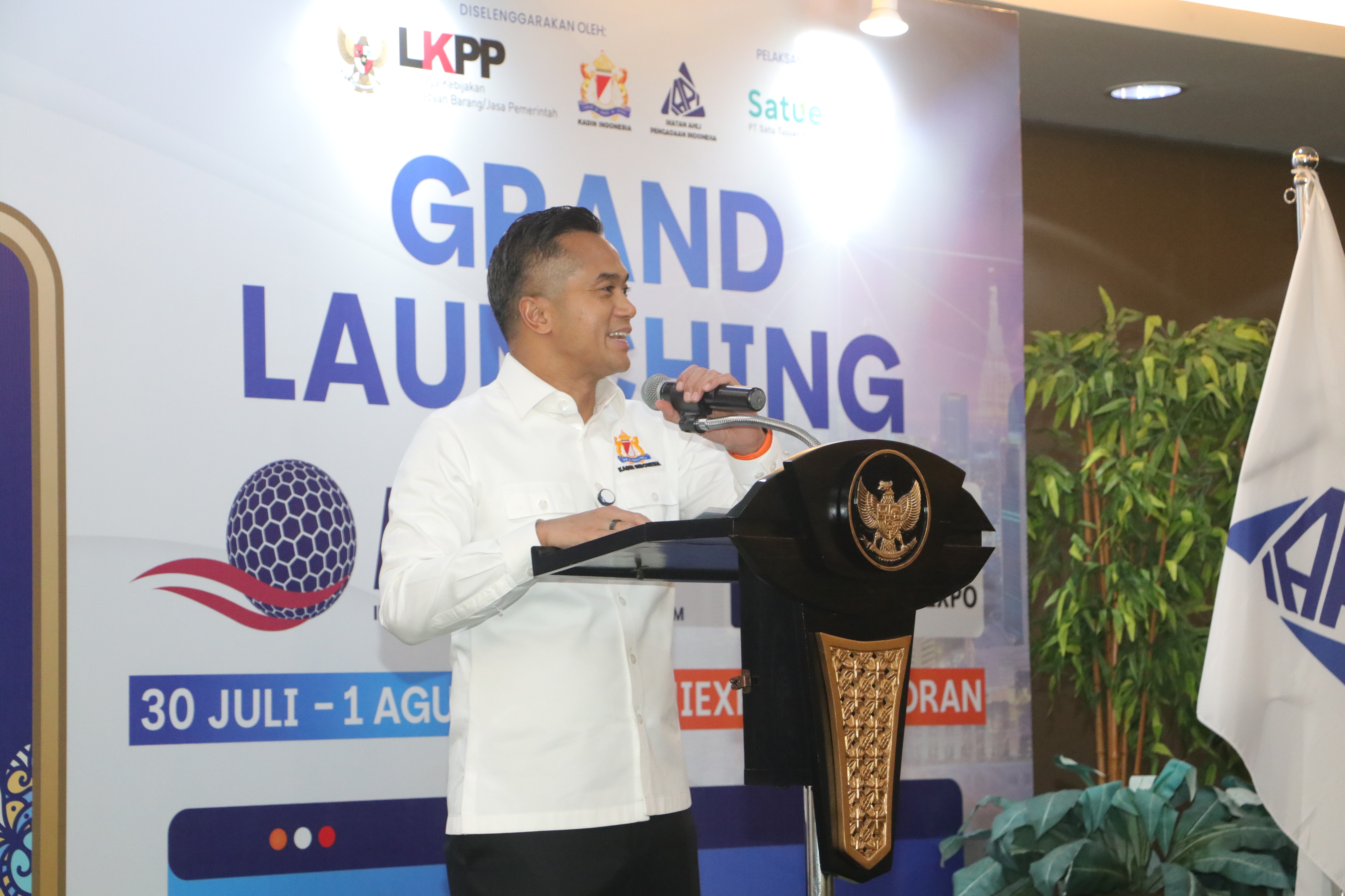 Interaksi pengunjung di area pameran IPFE