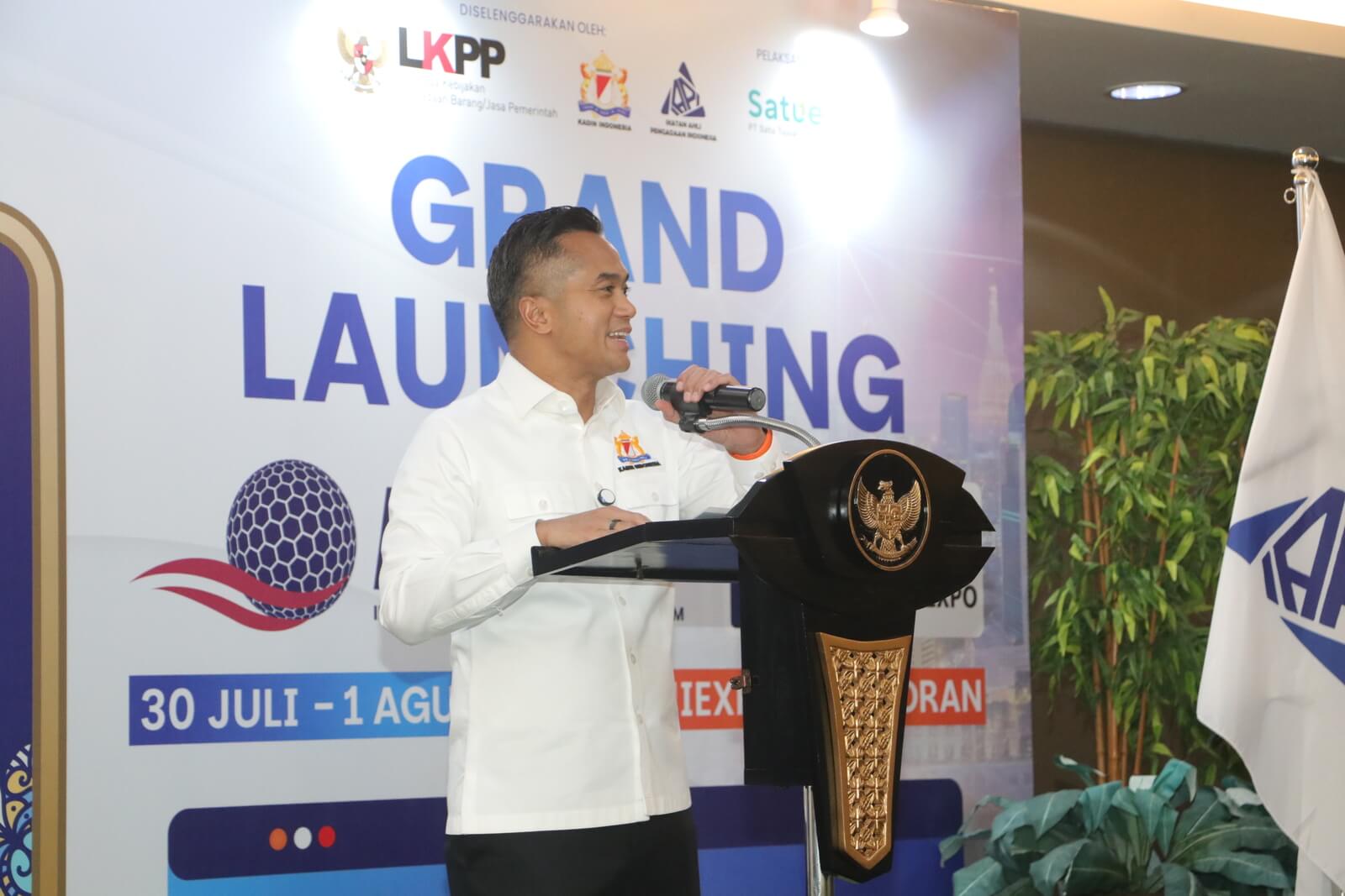 Interaksi pengunjung di area pameran IPFE