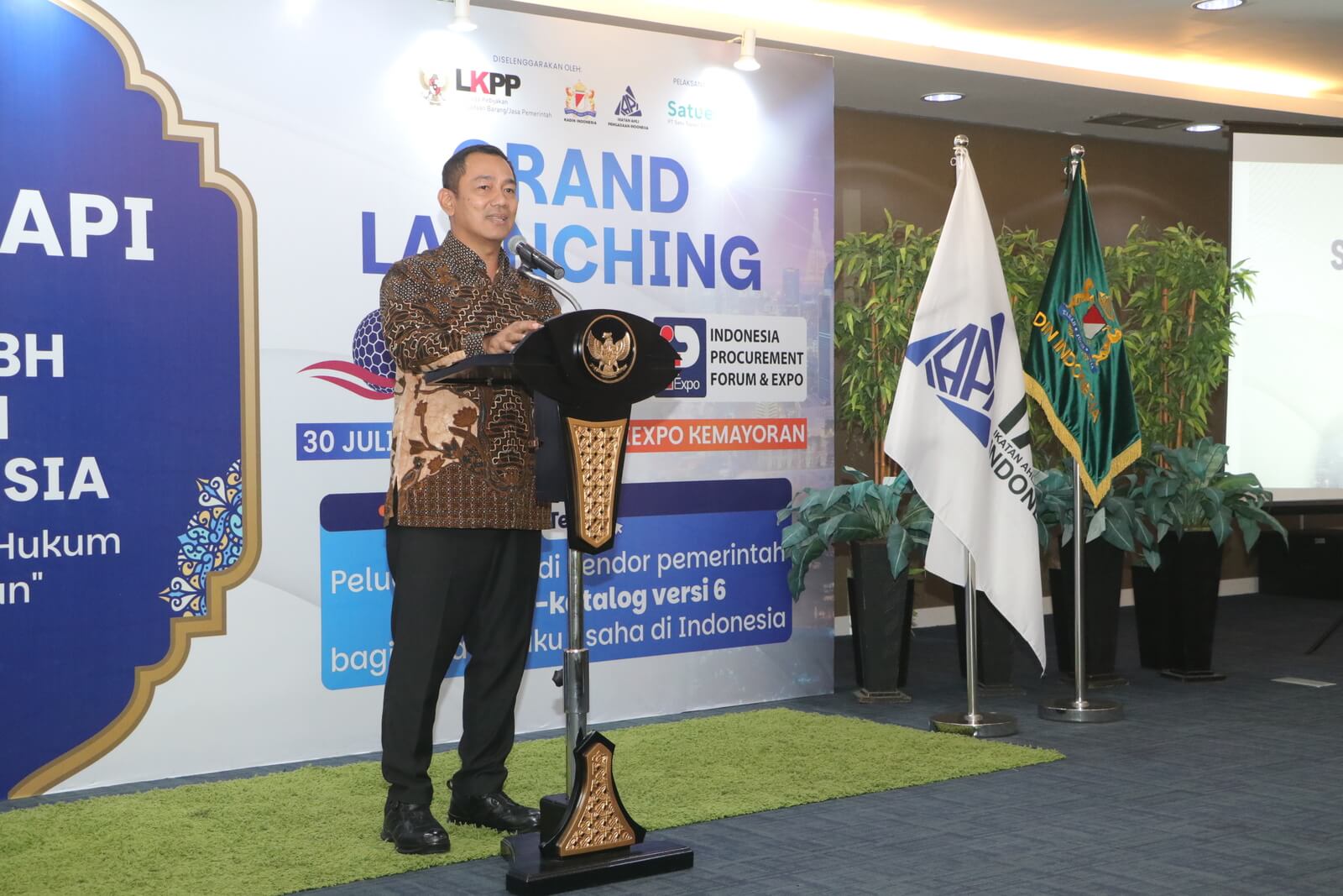 Penyerahan penghargaan IAPI Award 2023 di panggung