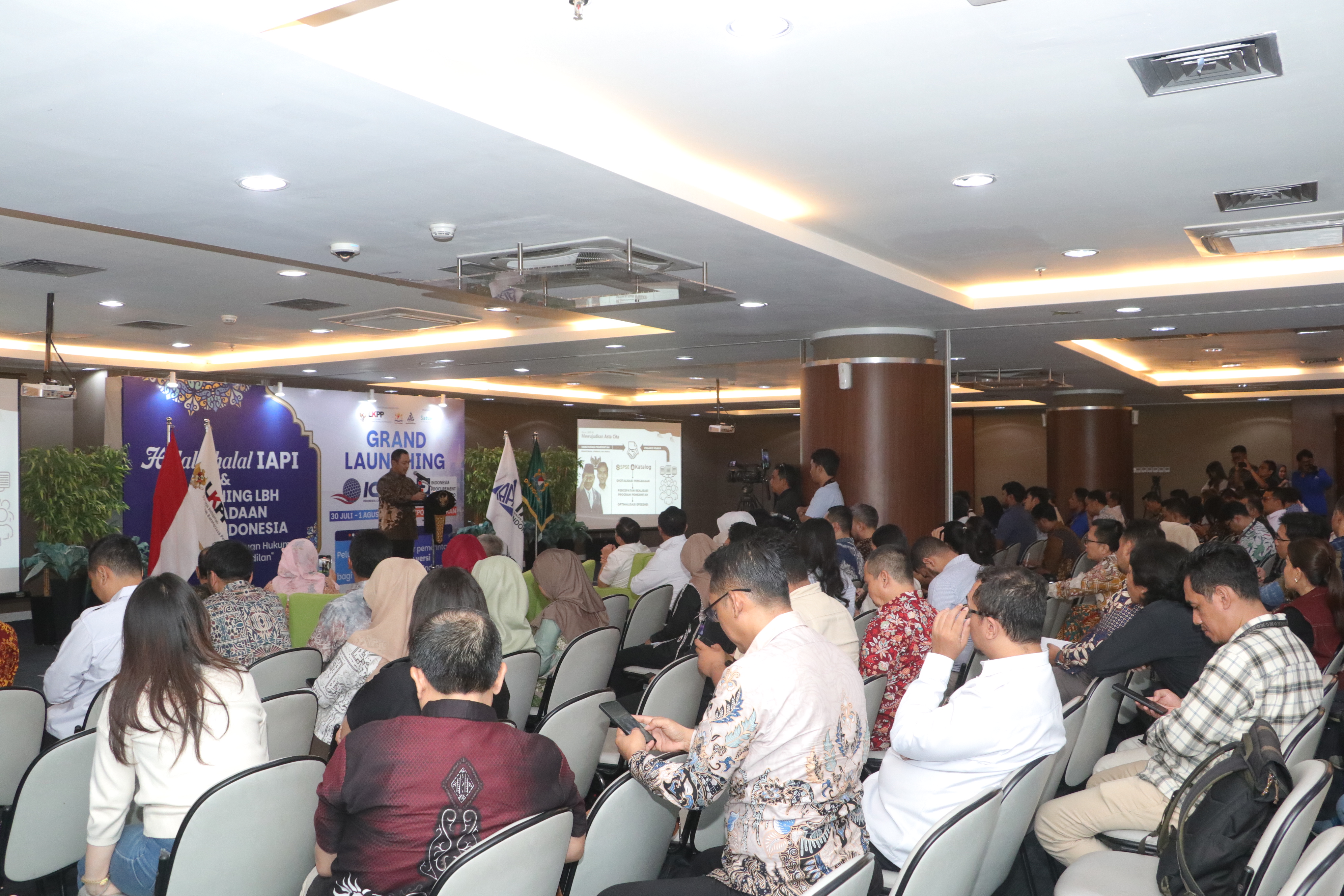 Peserta forum mengenakan batik di sesi acara