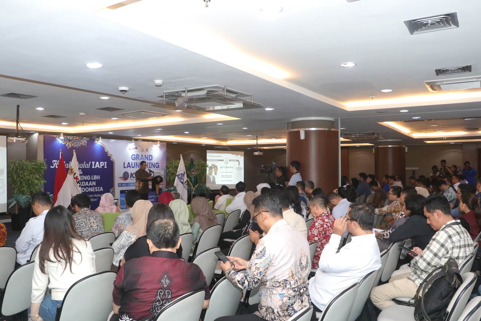 Peserta forum mengenakan batik di sesi acara