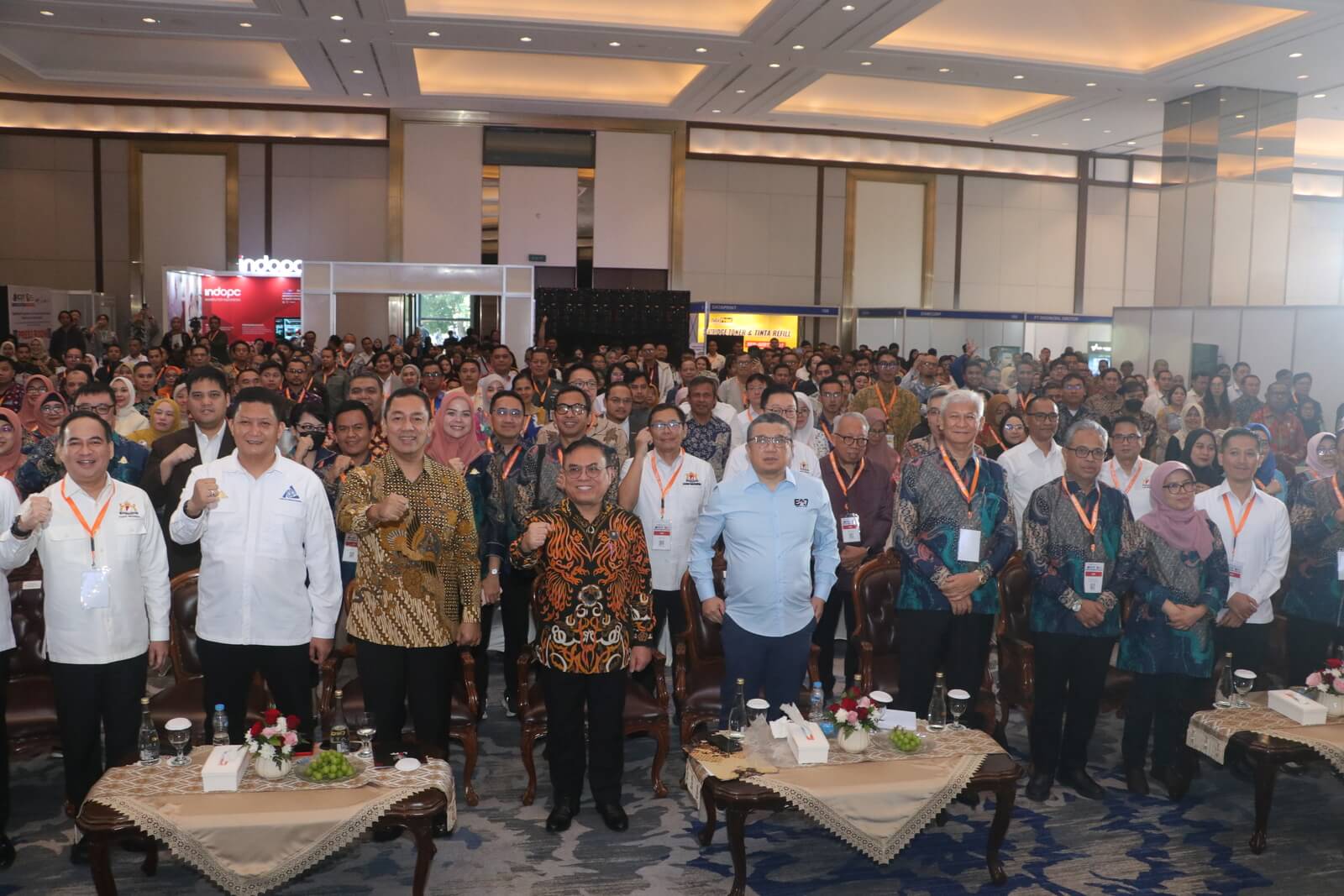 Foto bersama peserta di panggung IPFE