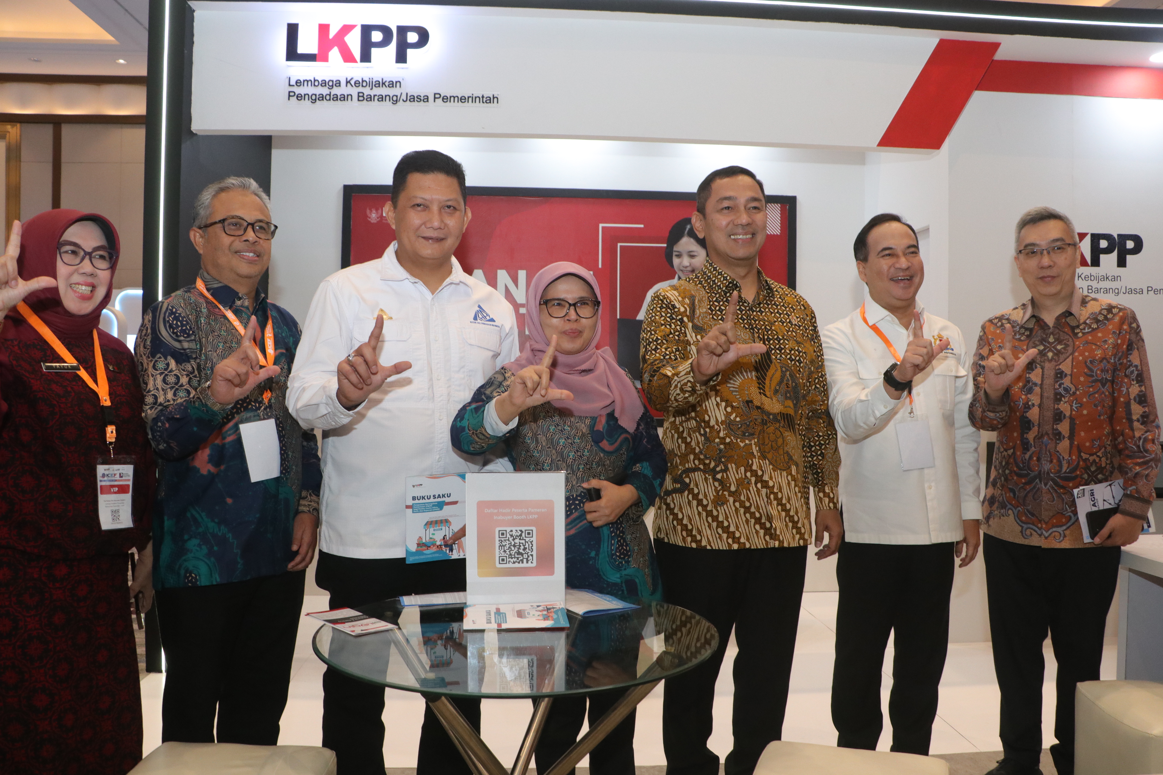 Kunjungan Booth oleh Bapak Hendrar Prihadi (Ketua LKPP), Bapak Anindya N. Bakrie, dan Bapak Yukki Nugrahawan