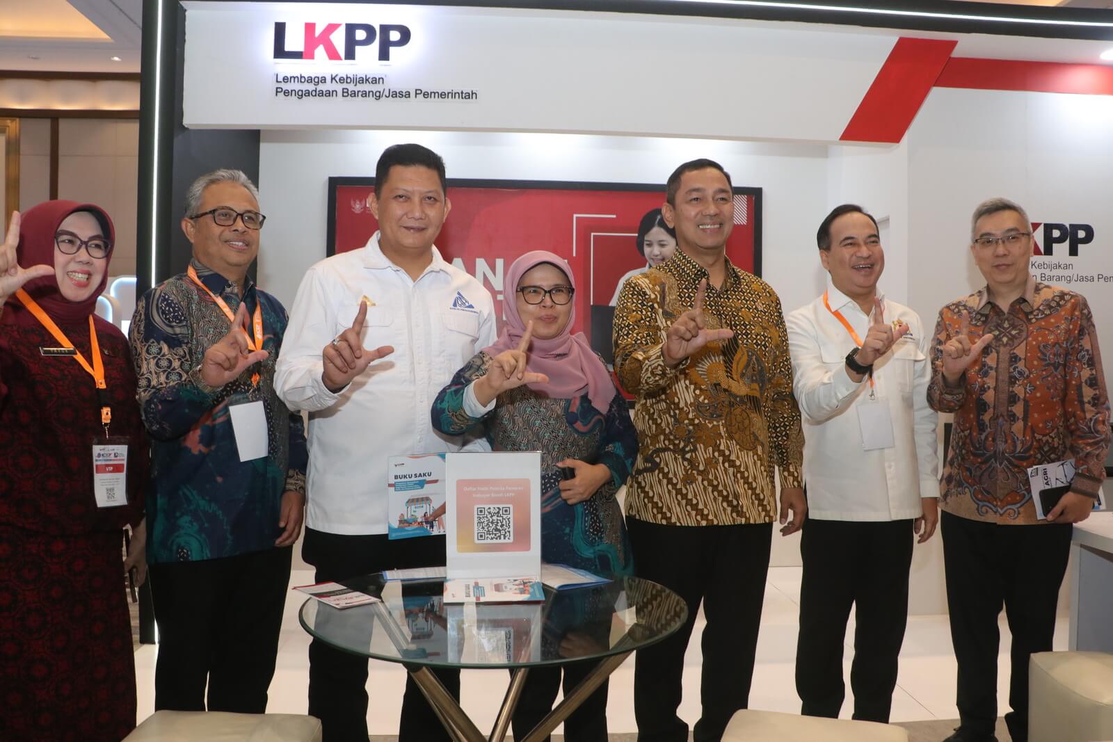 Kunjungan Booth oleh Bapak Hendrar Prihadi (Ketua LKPP), Bapak Anindya N. Bakrie, dan Bapak Yukki Nugrahawan