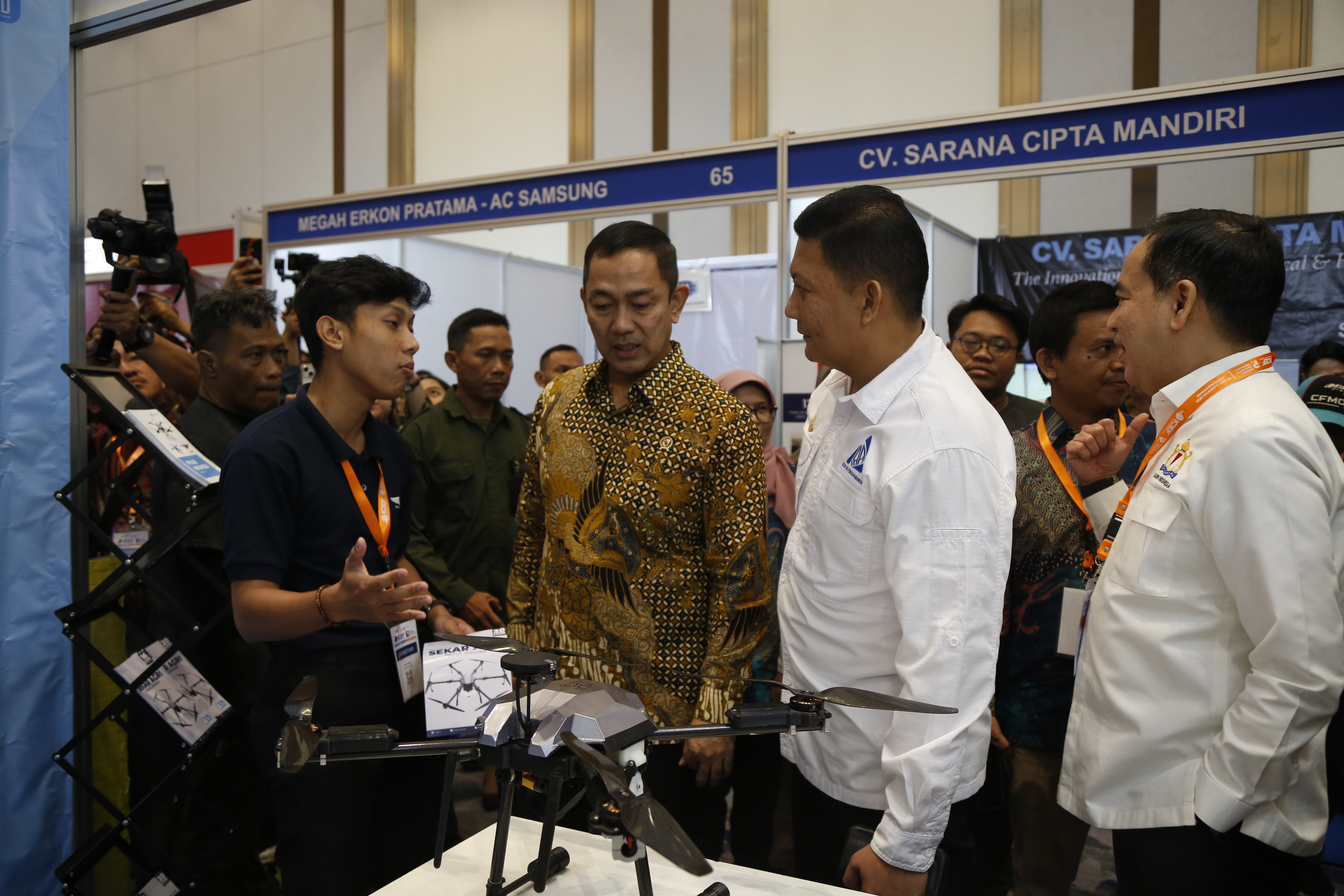 Interaksi pengunjung di area pameran IPFE