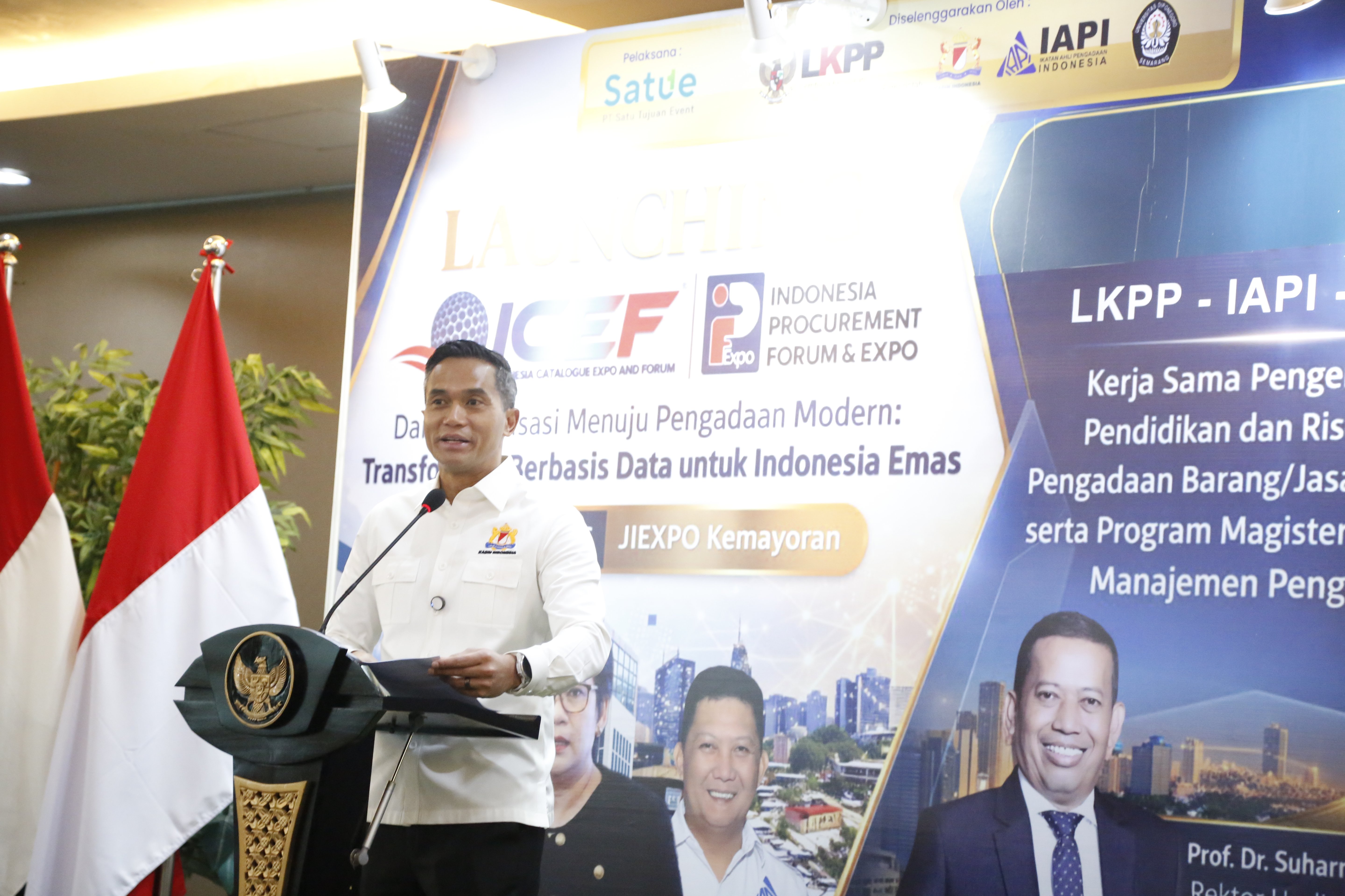 Peserta forum mengenakan batik di sesi acara
