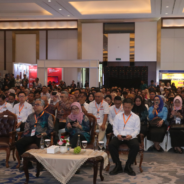 Peserta forum mengenakan batik di sesi acara