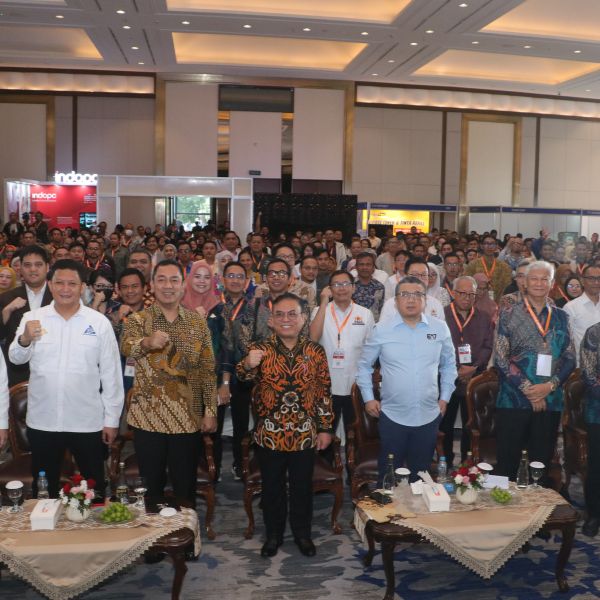 Foto bersama peserta di panggung IPFE