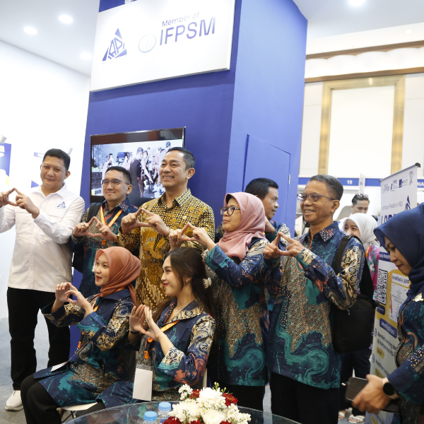Kunjungan Booth oleh Bapak Hendrar Prihadi (Ketua LKPP), Bapak Anindya N. Bakrie