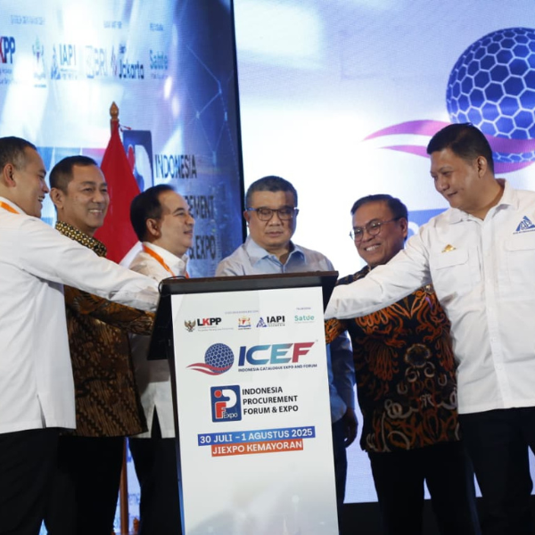 Penyerahan penghargaan IAPI Award 2023 di panggung