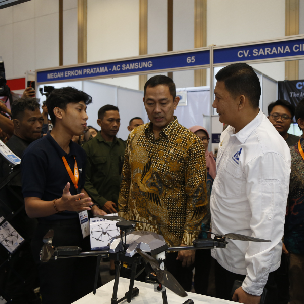 Interaksi pengunjung di area pameran IPFE