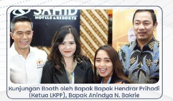 Kunjungan Booth oleh Bapak Hendrar Prihadi (Ketua LKPP), Bapak Anindya N. Bakrie