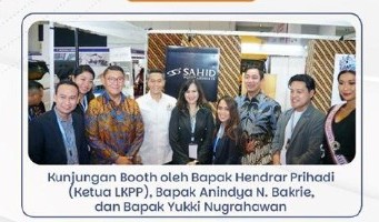 Kunjungan Booth oleh Bapak Hendrar Prihadi (Ketua LKPP), Bapak Anindya N. Bakrie, dan Bapak Yukki Nugrahawan