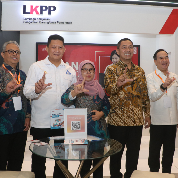 Kunjungan Booth oleh Bapak Hendrar Prihadi (Ketua LKPP), Bapak Anindya N. Bakrie, dan Bapak Yukki Nugrahawan