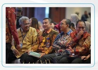 Peserta forum mengenakan batik di sesi acara