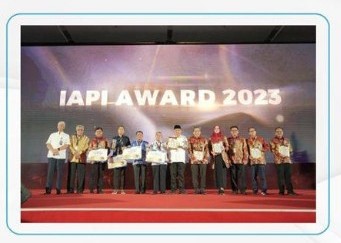 Penyerahan penghargaan IAPI Award 2023 di panggung