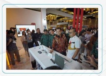 Interaksi pengunjung di area pameran IPFE