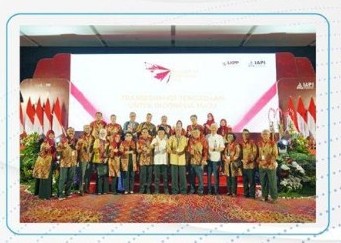 Foto bersama peserta di panggung IPFE